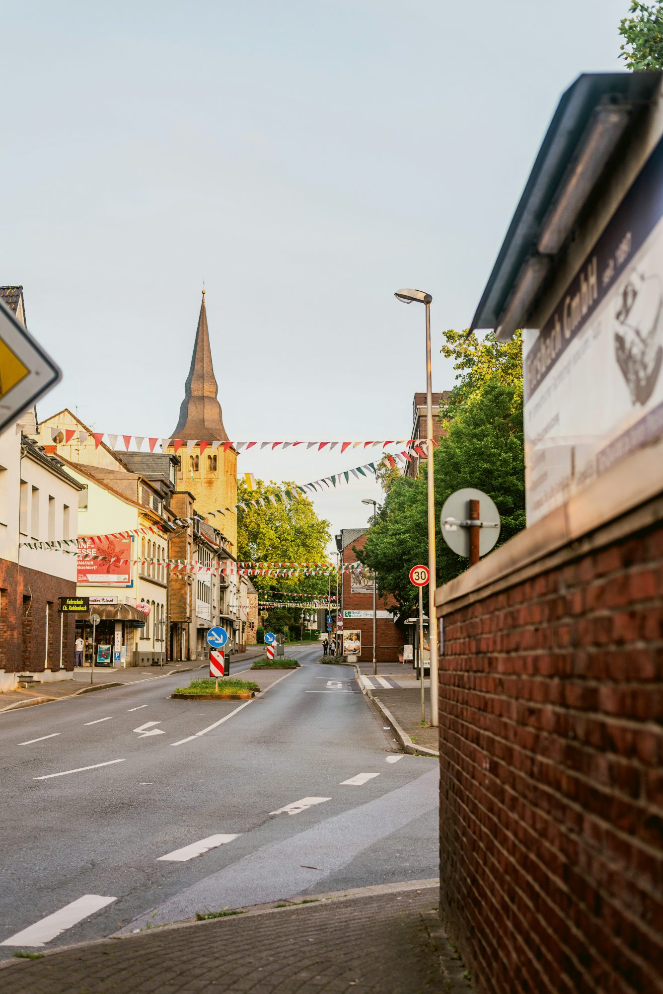 Rue pavoisée pour la fête